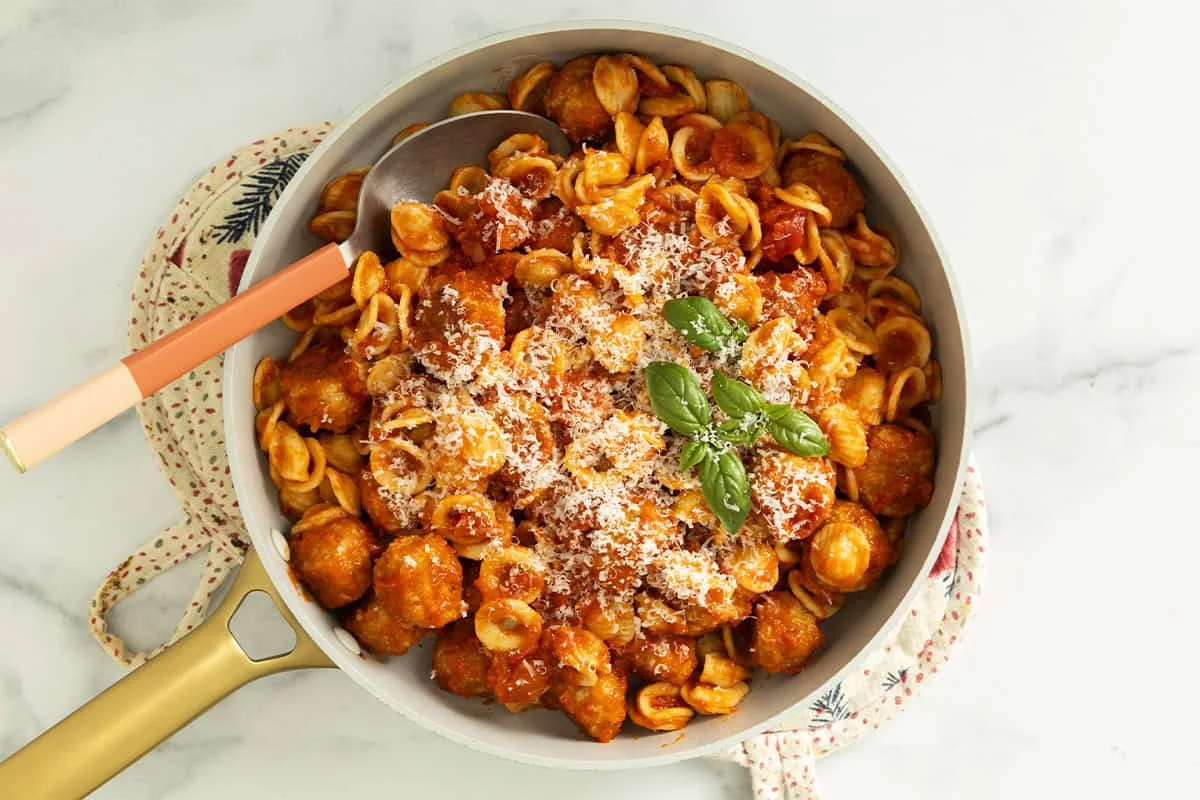 Chicken Meatball Pasta Recipe Provides a Nutrient Dense and Time Efficient Meal Solution for Modern Household Dietary Management.